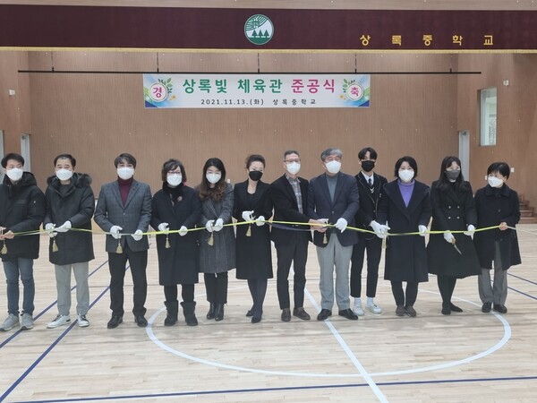 송한준 경기도의원(안산1)은 지난 5일 상록중학교 실내 체육관 개관식에 참석해 축하의 인사를 전했다. 사진=경기도의회 제공
