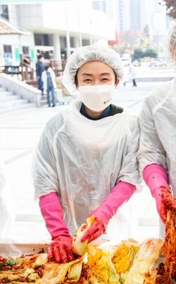천영미 더불어민주당 경기도의원이 사랑의 김장 담그기 봉사를 하고 있는 모습. 사진=천영미 의원 제공
