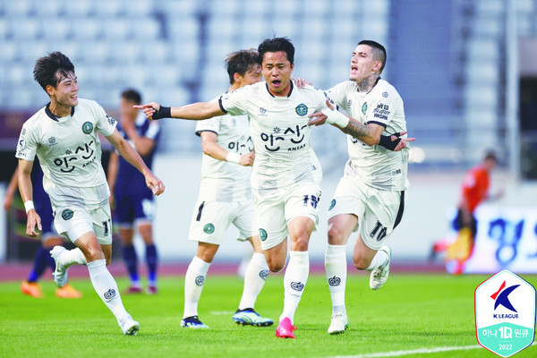 안산그리너스FC는 지난 22일 오후 7시 30분 목동종합운동장에서 열린 하나원큐 K리그2 2022 22라운드 원정 경기에서 서울이랜드를 3-2로 꺾고 2022시즌 첫 연승에 성공했다./안산그리너스FC 제공