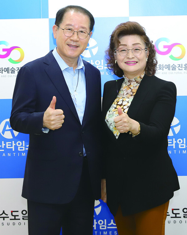 본지 민용기 회장과 한국여성소비자연합회 안산지부 김영순 회장(우측)