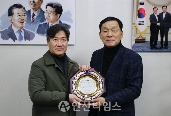 더불어민주당 김철민 의원이 지난 20일 (사)한국감사협회가 수여하는 ‘자랑스러운 청백리상’을 수상했다.