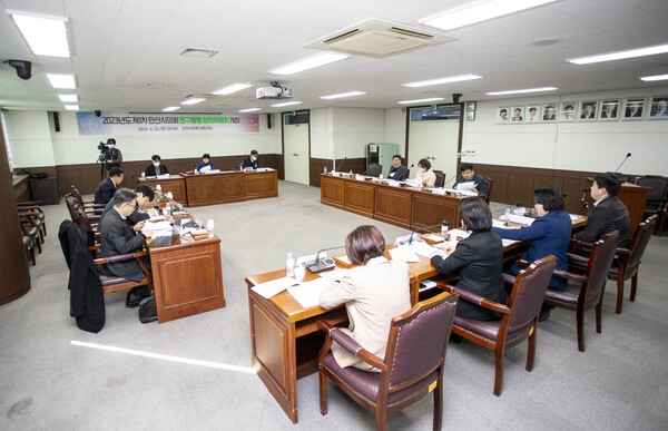 안산시의회가 21일 의회 대회의실에서 ‘2023년도 의회 연구활동 운영 심의위원회’를 개최했다. 