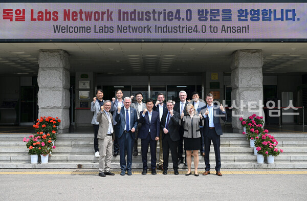 안산시는 10일 독일 LNI4.0(Labs Network Industrie 4.0)과 업무협약을 체결했다.