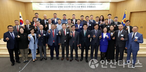 염종현 경기도의회 의장이 10일 도의회 대회의실에서 몽골 다르항올(Darkhan-Uul)도의회 대표단 30여 명을 접견했다.