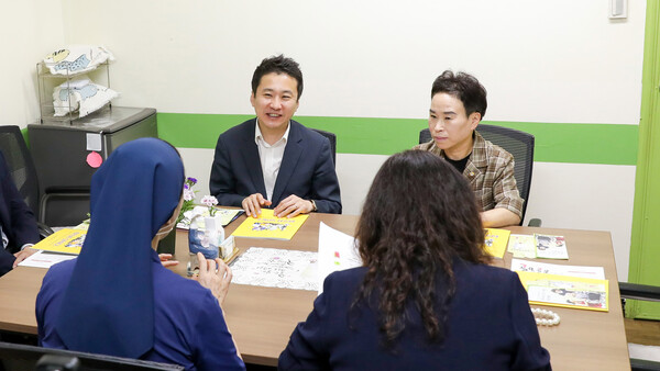 안산시의회 송바우나 의장과 이지화 기획행정부위원장이 19일 본오종합사회복지관을 방문해 현장의 목소리를 청취했다. 