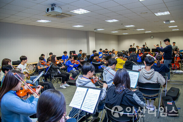 ‘안녕?! 오케스트라’  참가자들의 악기연습 Ⓒ안산문화재단