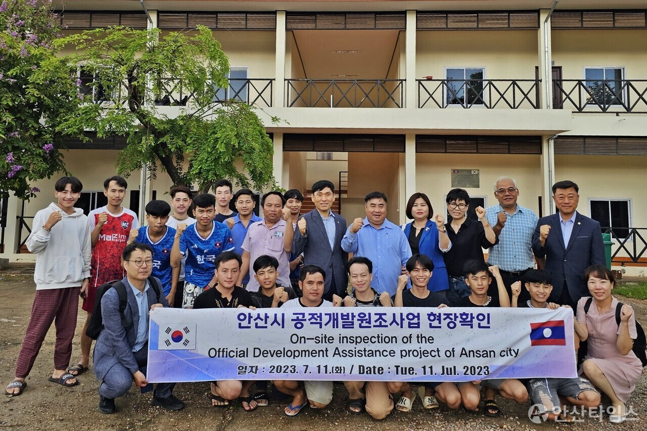 김재국(사진 뒷줄 오른쪽 맨끝) 박은정(뒷줄 오른쪽에서 네 번째) 위원이 라오스의 한국-라오스 인력개발원 한국어교육원 기숙사에 대한 현장 실사 모습
