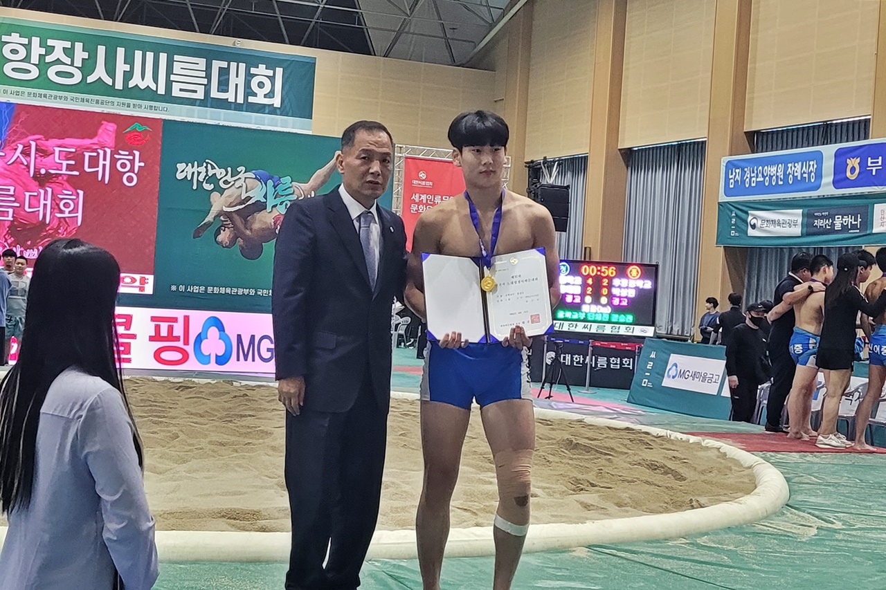 홍건후 선수가 제37회 전국장사씨름대회에서 용장급 우승을 차지했다.