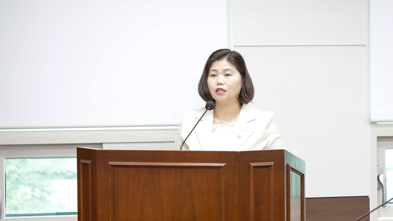 박은정 의원이 기획행정위원회에서 ‘안산시 직장 내 괴롭힘 예방 및 금지에 관한 조례안’에 대해 설명하고 있다.