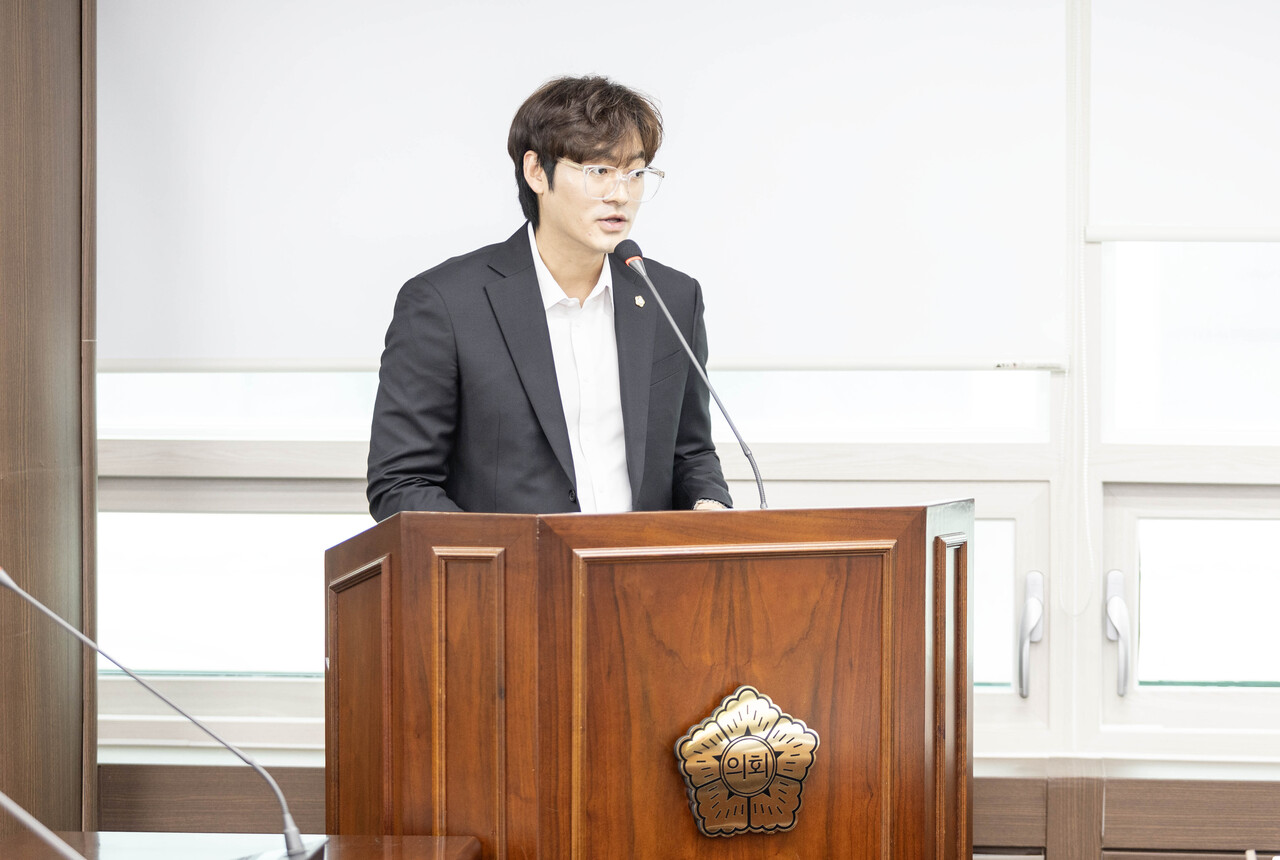 선현우 의원이 ‘안산시 교통안전 증진을 위한 지원 조례 전부개정조례안’에 대해 설명하고 있다.