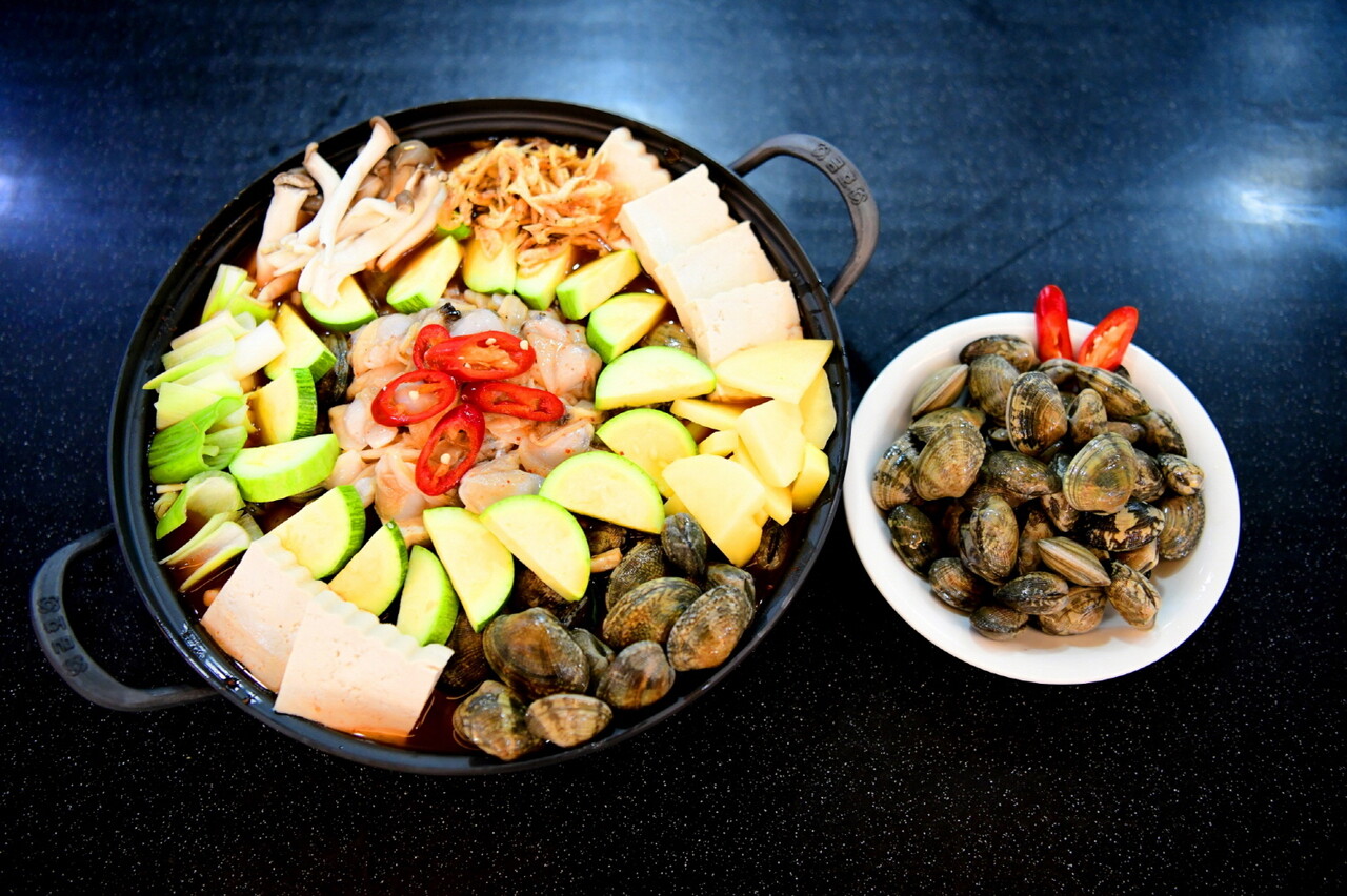 한국호텔관광교육재단에서 연구 개발한 대부도의 어부밥상을 재현한 '바지락고추장찌개'