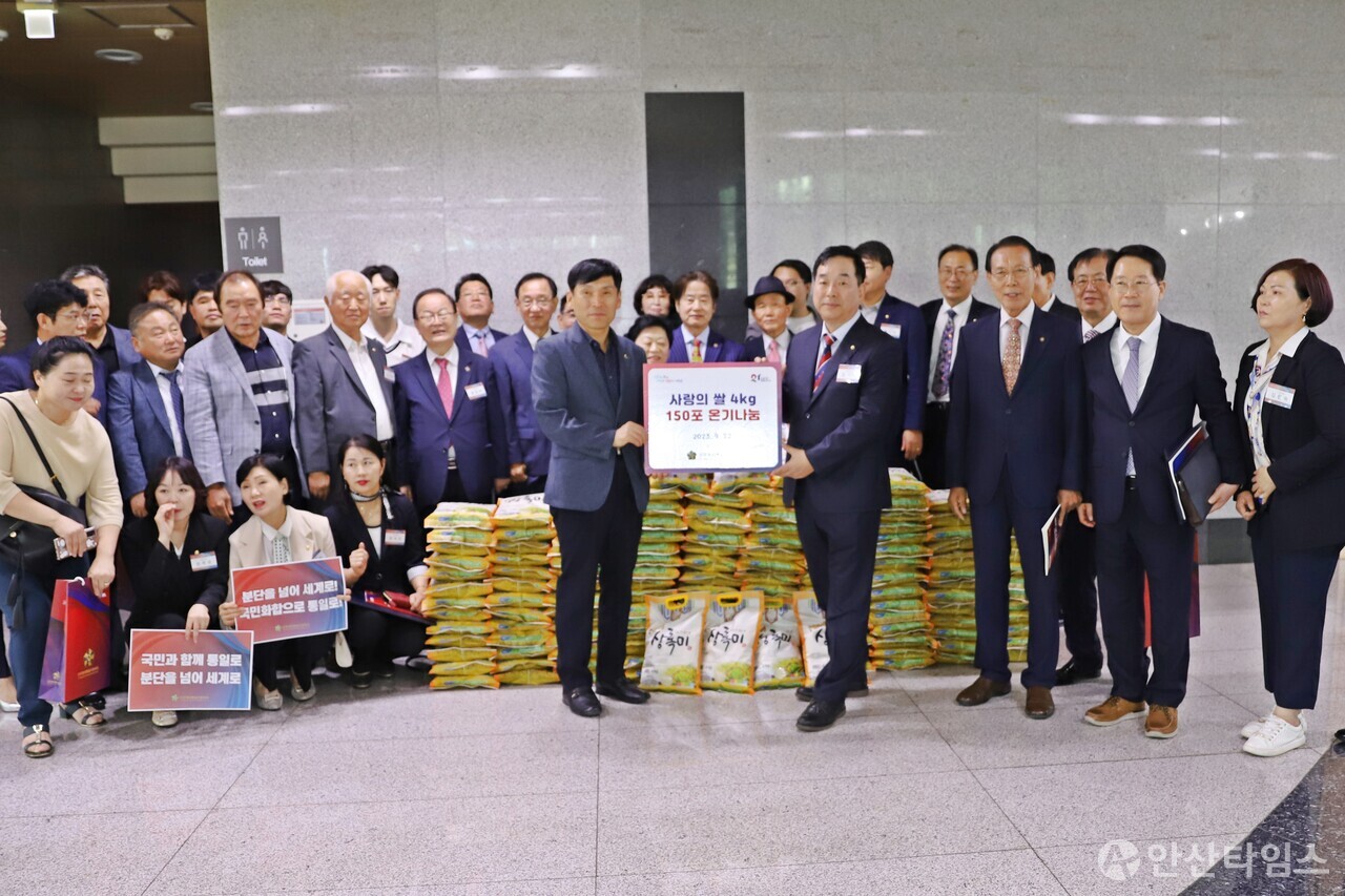자문위원들의 쌀 기증