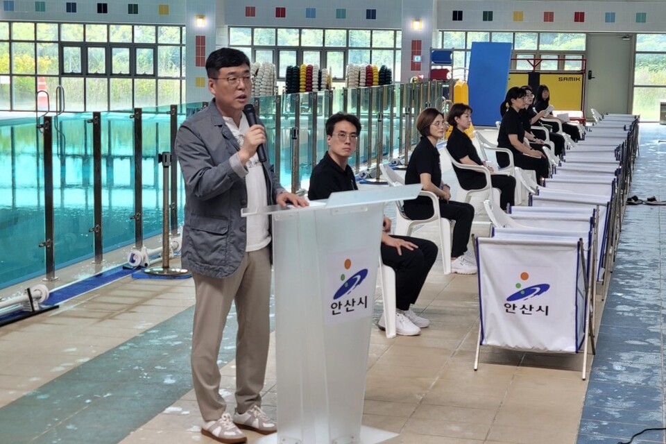 안산교육지원청이 제13회 교육장배 안산학생수영대회를 개최했다.