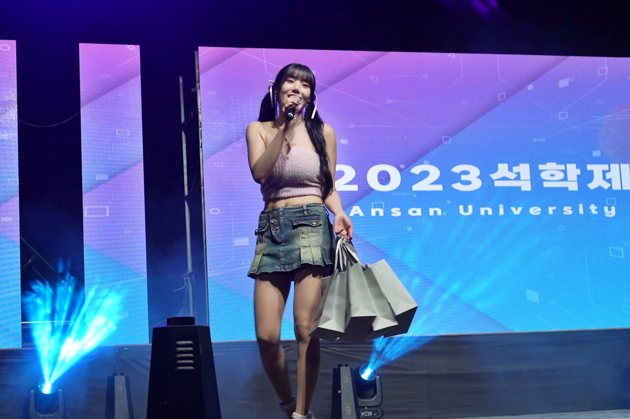 안산대학교 2023 방송제 & 석학제에서 가수 권은비가 노래하는 모습
