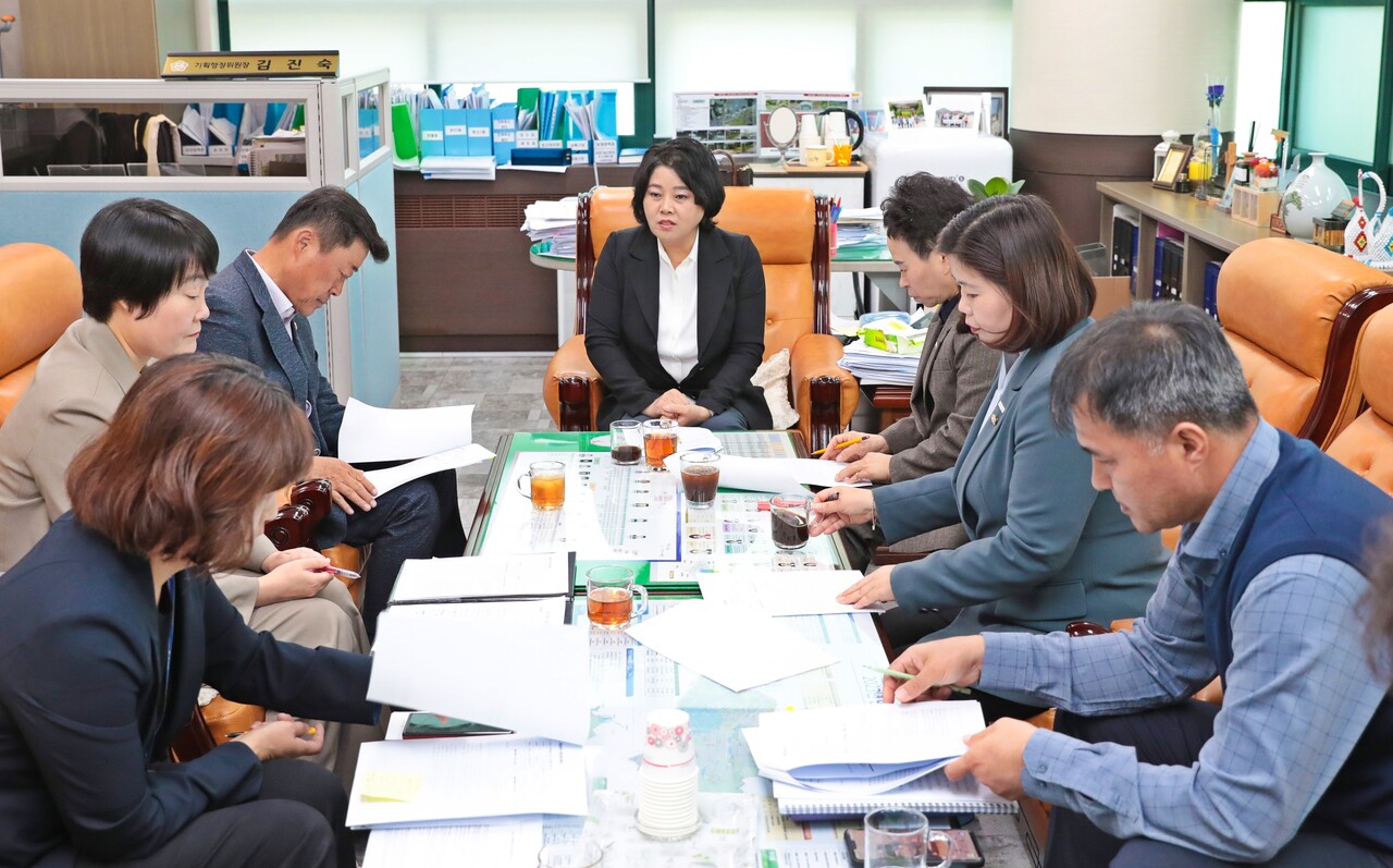 안산시의회 의원연구단체 ‘안산시 조례 정비 연구모임’이 18일 기획행정위원장실에서 제4차 간담회를 가졌다.