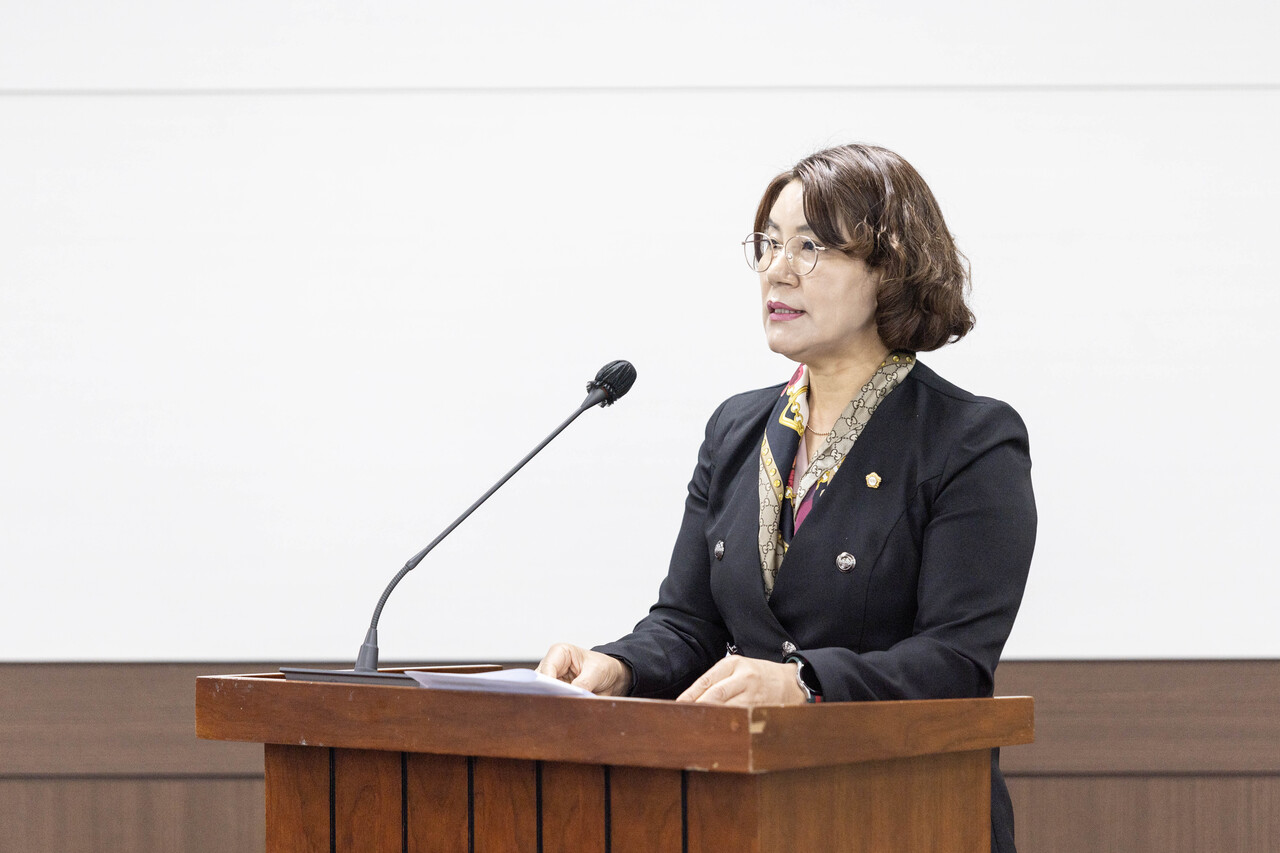 김유숙 의원이‘안산시의회 의원 행동강령 조례 일부개정조례안’에 대해 제안설명을 하고 있다.