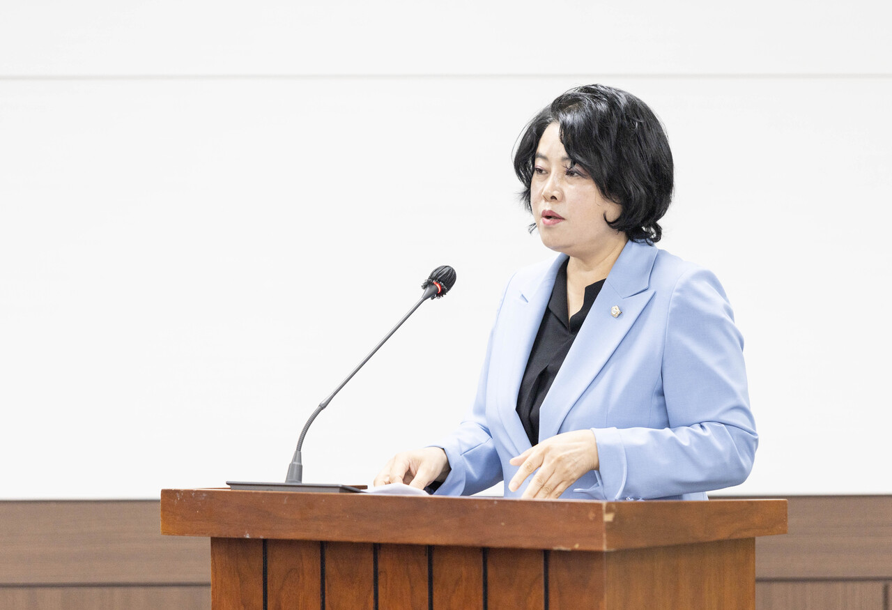 김진숙 의원이 ‘안산시의회 교섭단체 및 위원회 구성과 운영에 관한 조례 일부개정조례안’에 대해 제안설명을 하고 있다.
