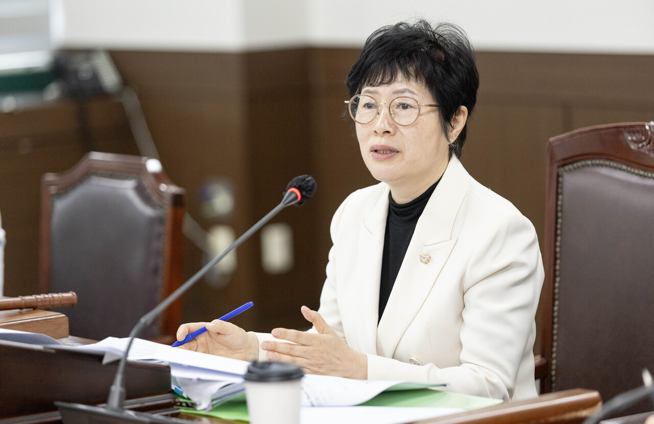 박은경 의원이 제285회 임시회 의회운영위원회에서 발언하고 있다.