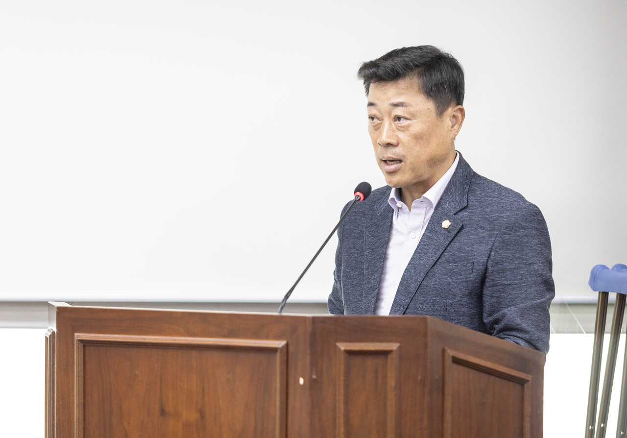 김재국 의원이 ‘안산시 장기등 기증등록 장려에 관한 조례 전부개정조례안’에 대해 제안설명을 하고 있다.