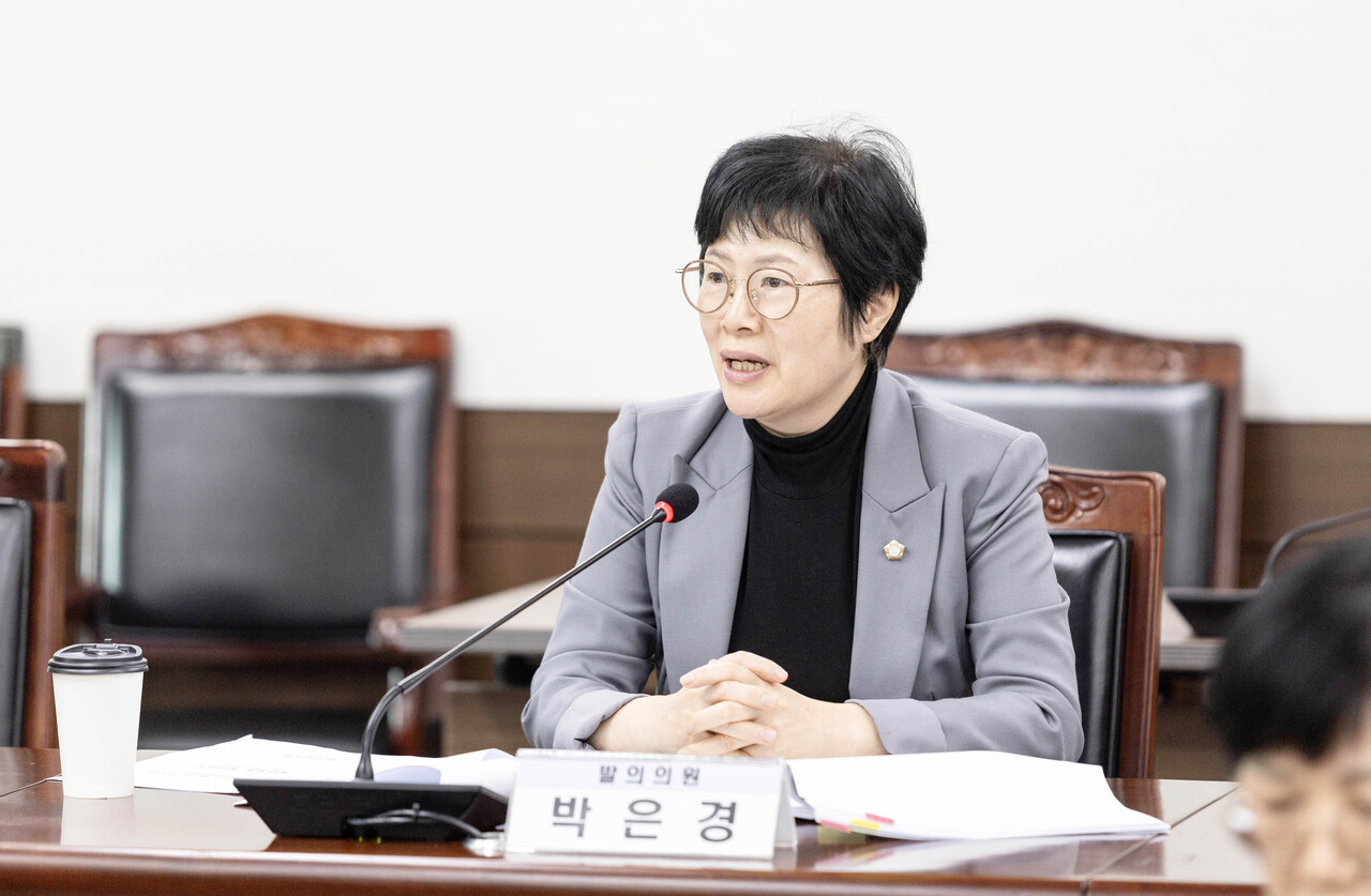 박은경 의원이 ‘안산시 저소득주민의 생활안정 지원에 관한 조례 일부개정조례안’에 대해 설명하고 있다.