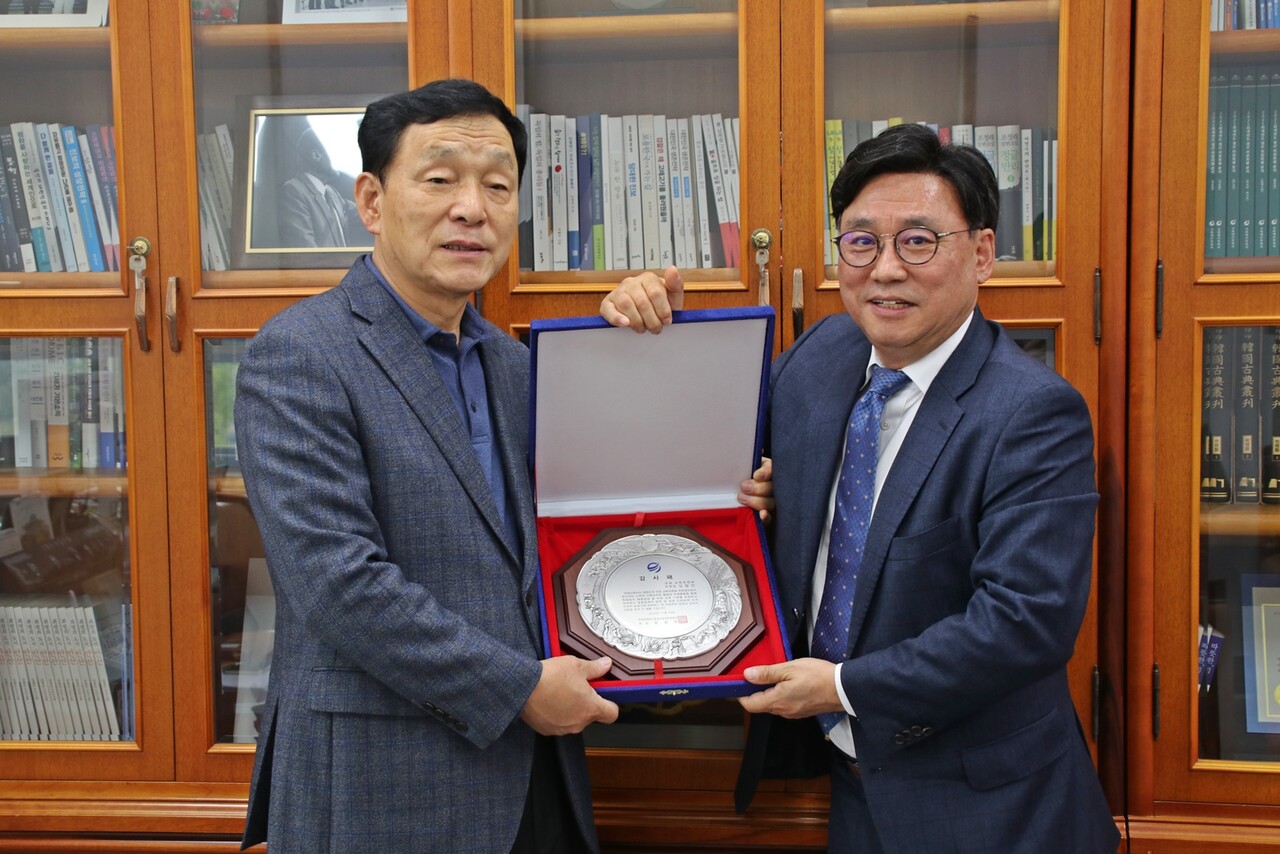 김철민 의원이 전국전세버스운송사업조합연합회로부터 감사패를 받았다.
