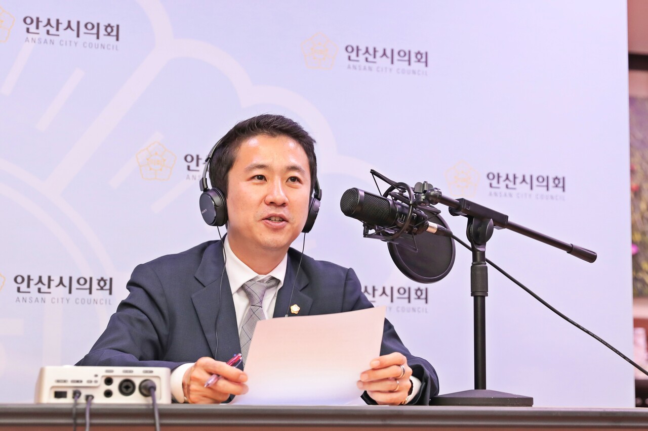 첫 회 방송 DJ를 맡은 송바우나 의장이 녹음에 임하고 있다.