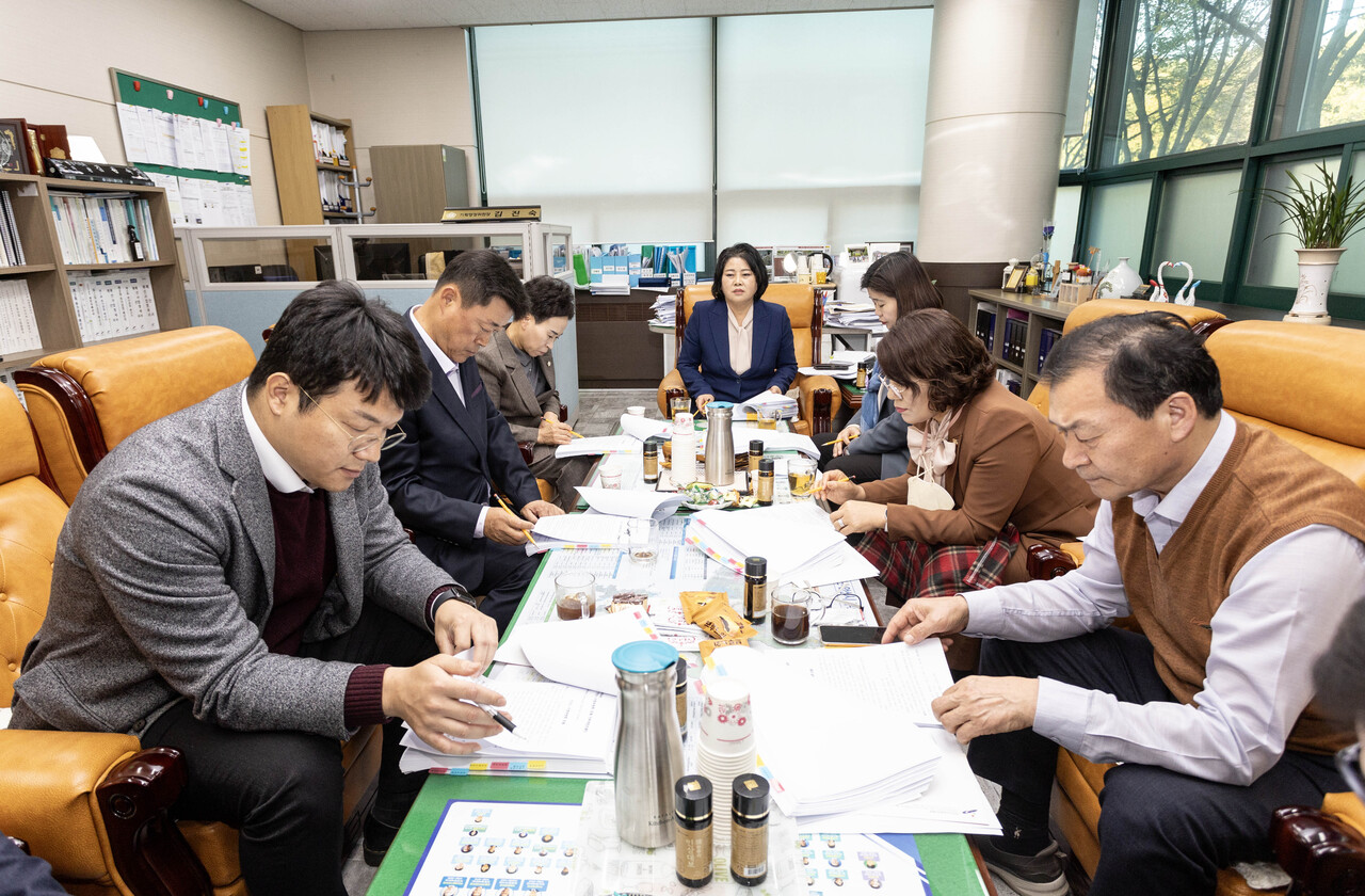 기획행정위원회 위원들이 지난 7일 기획행정위원장실에서 간담회를 진행하고 있다.