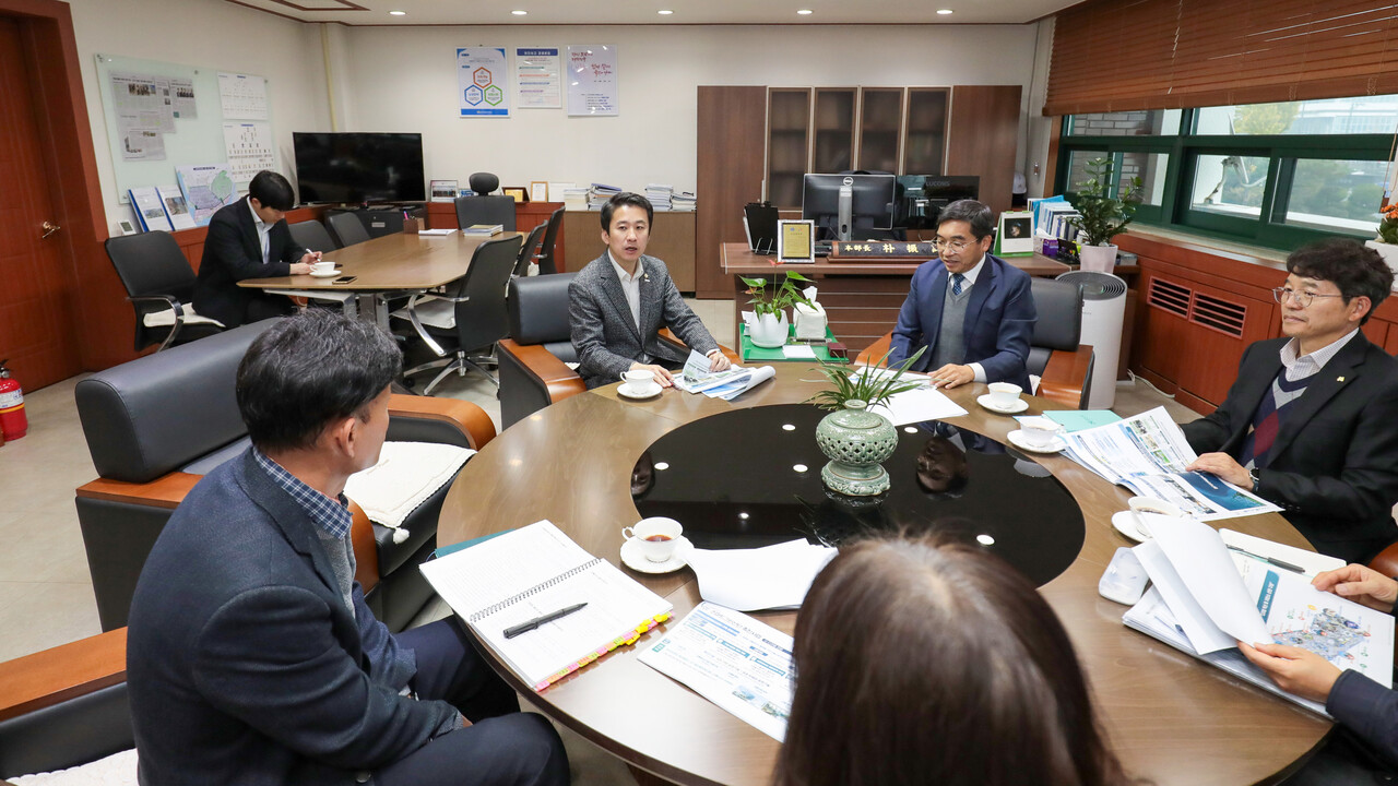 송바우나 의장(사진 가운데)이 16일 한국산업단지공단 경기지역본부 및 시 관계자들과 간담회를 가졌다.