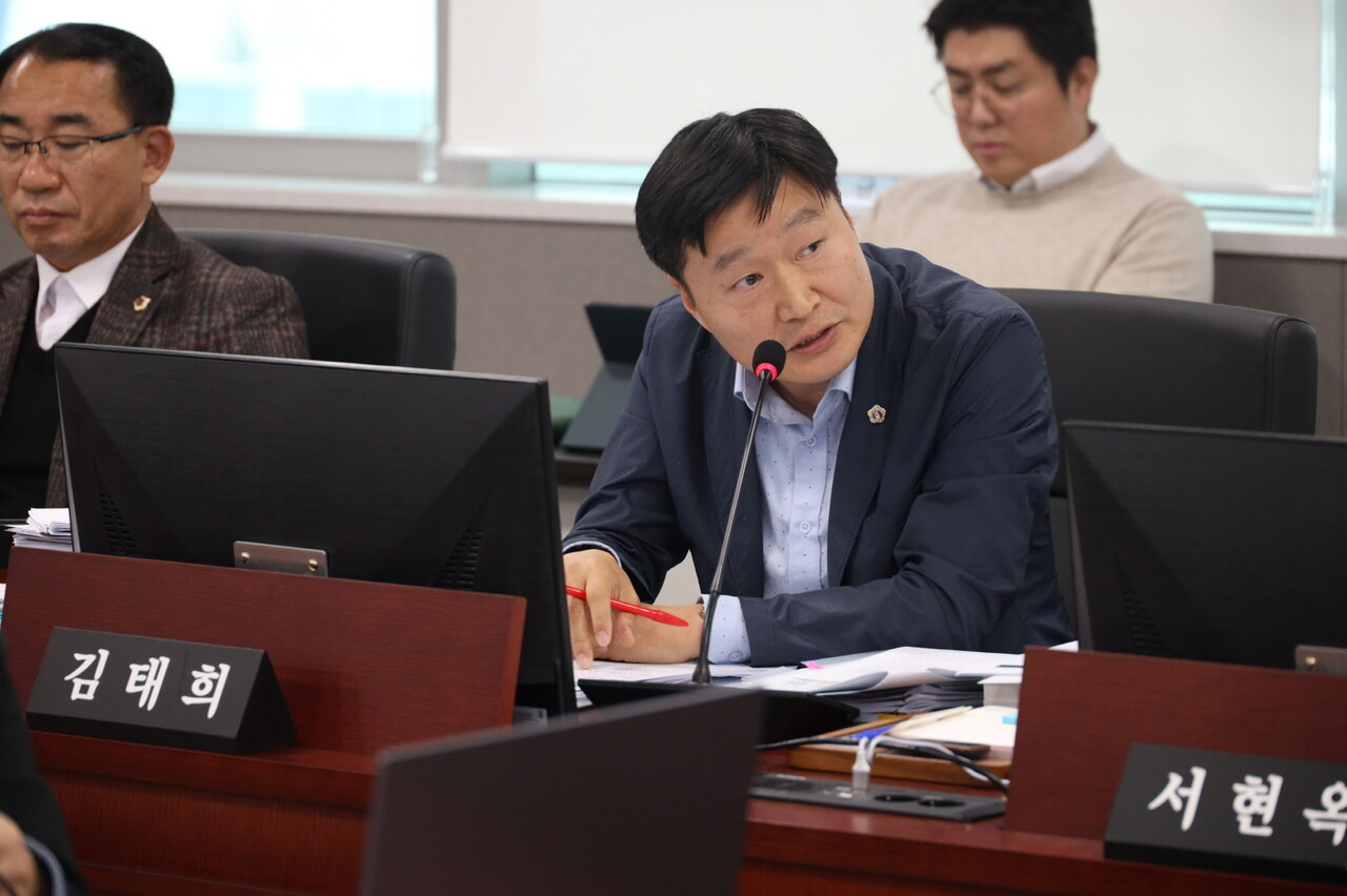 김태희 도의원이 경기도 경제투자실 행정사무감사를 하고있다