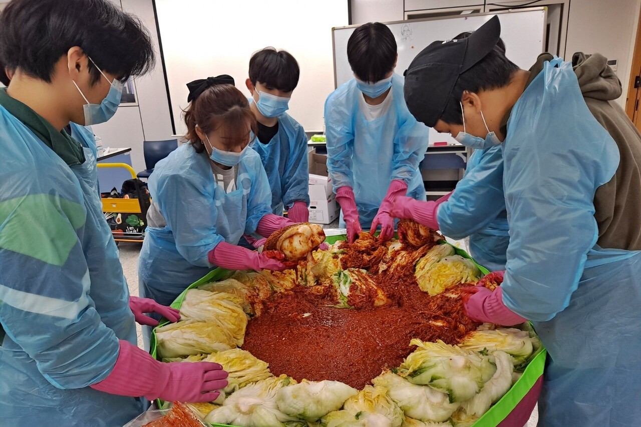 부곡고 학생들이 김치의 날 행사를 위한 100포기 김치를 만들고 있다