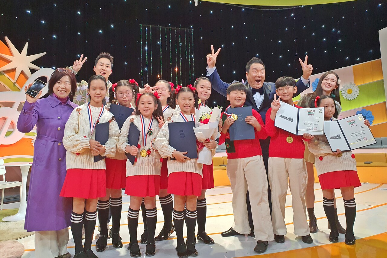 성포초등학교 학생 자율동아리 ‘크리스탈 중창단’이 방송에 출연해 끼를 뽐냈다.
