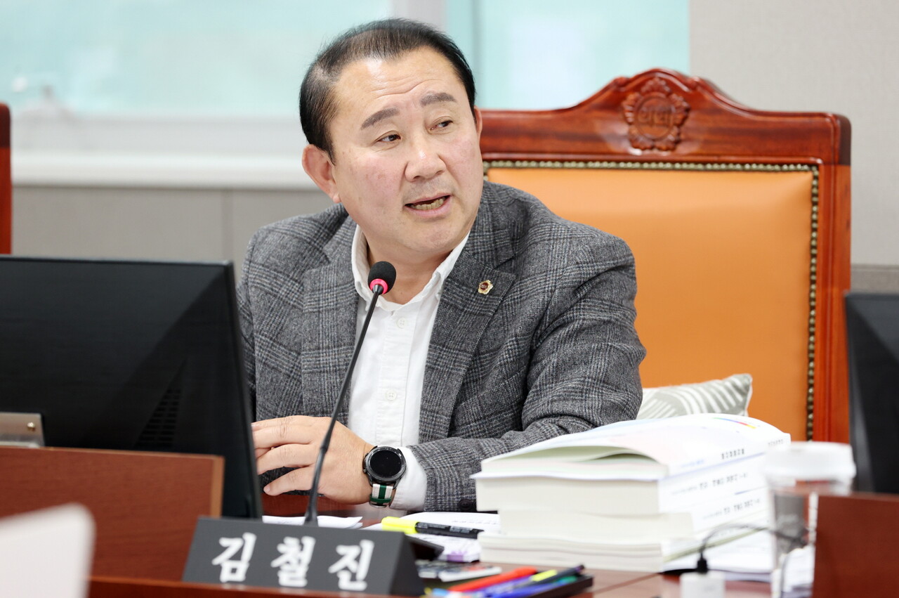 김철진 의원(더불어민주당, 안산7)이 문화체육관광국 예산 편성의 문제점을 강하게 질책했다.