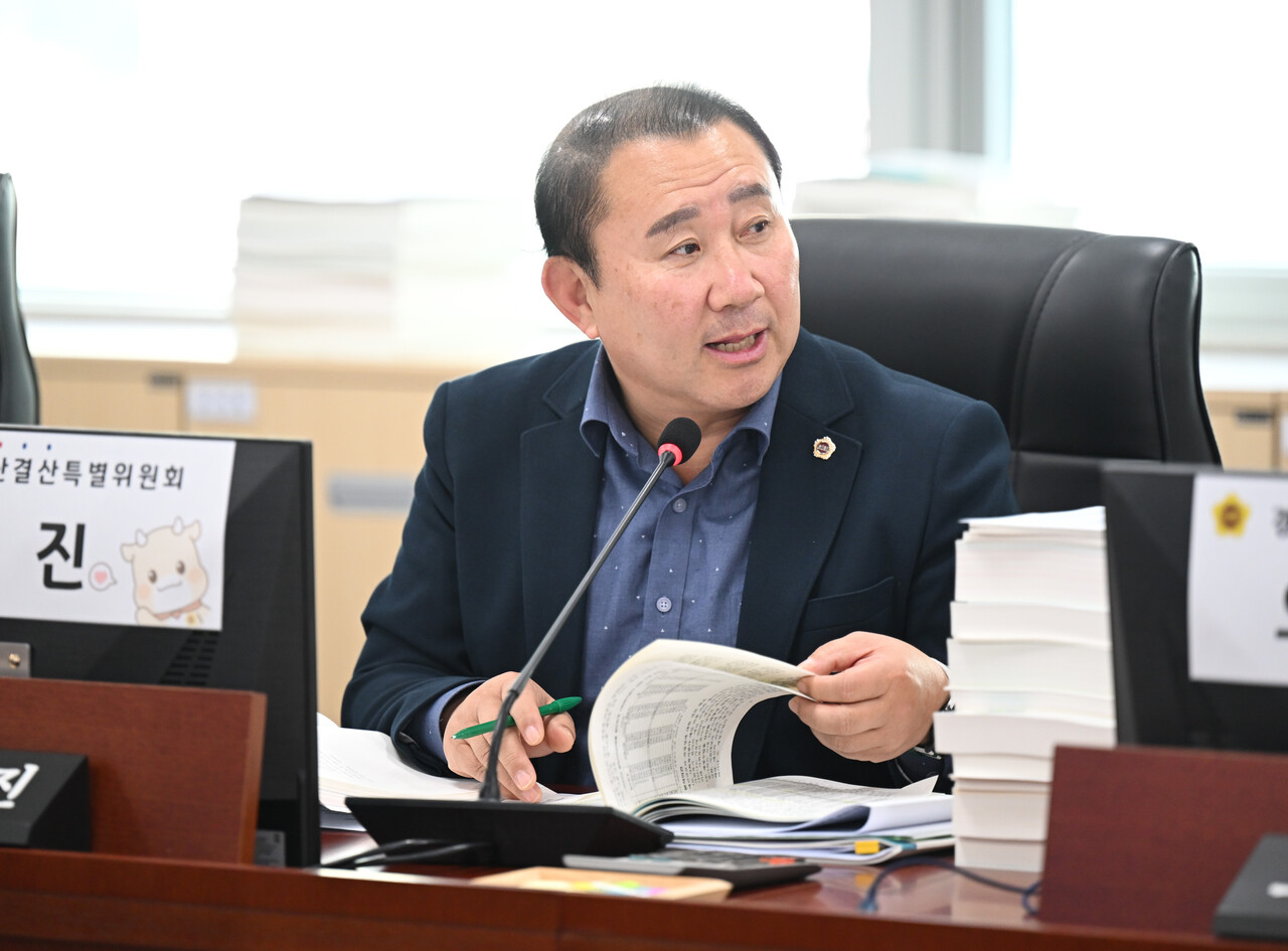 김철진 의원(더불어민주당, 안산7)은 예산결산특별위원회에서  ‘누구나 돌봄’ 사업에 있어 면밀한 검토를 주문했다.