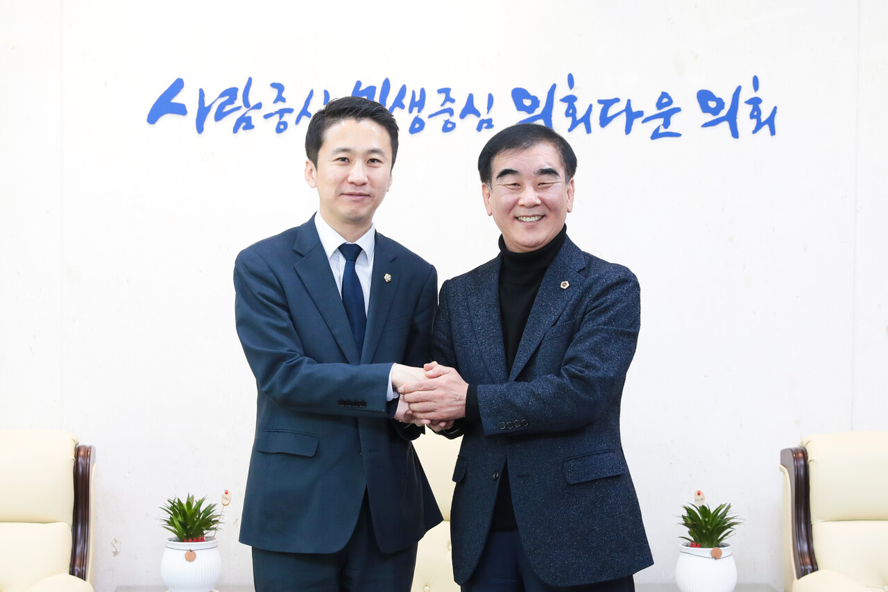 안산시의회 송바우나 의장이 5일 경기도의회 염종현 의장을 예방했다. 송바우나 의장(사진 왼쪽)과 염종현 도의장의 모습.