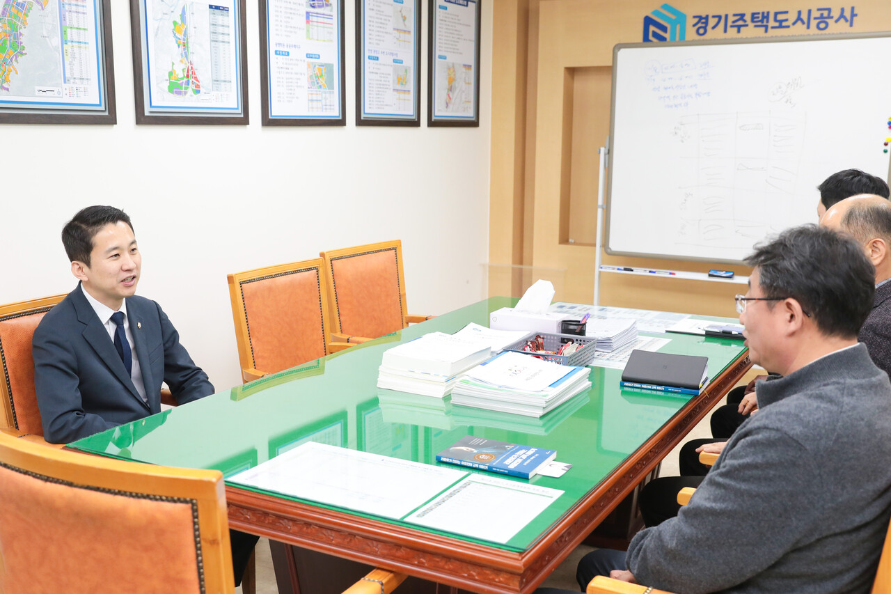 송바우나 의장(사진 맨 왼쪽)이 GH 임원진들과 면담을 가졌다.