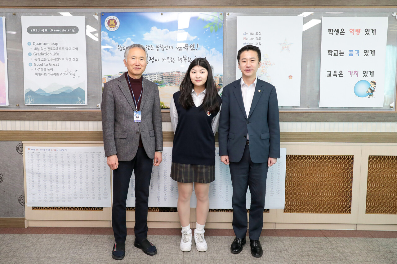 사진 왼쪽부터 우찬인 교장, 천미래 학생, 송바우나 의장의 모습.