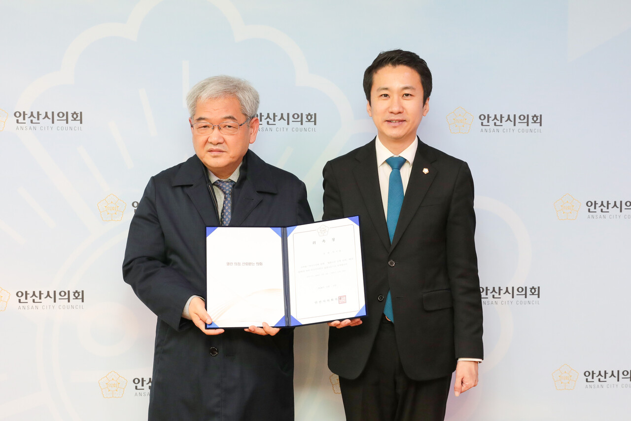 왼쪽이 의회 입법고문으로 위촉된 박기영 국회의정연수원 교수.