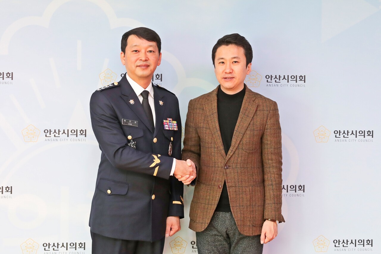 안산시의회 송바우나 의장이 16일 의장실에서 평택해양경찰서 최진모 서장을 만났다.
