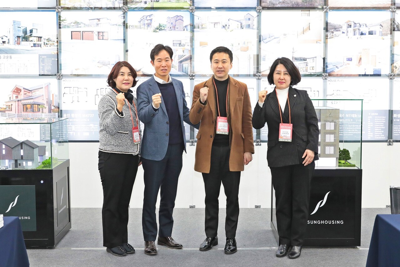 왼쪽부터 김유숙 의원 기업 대표 송바우나 의장 황은화 문화복지부위원장.