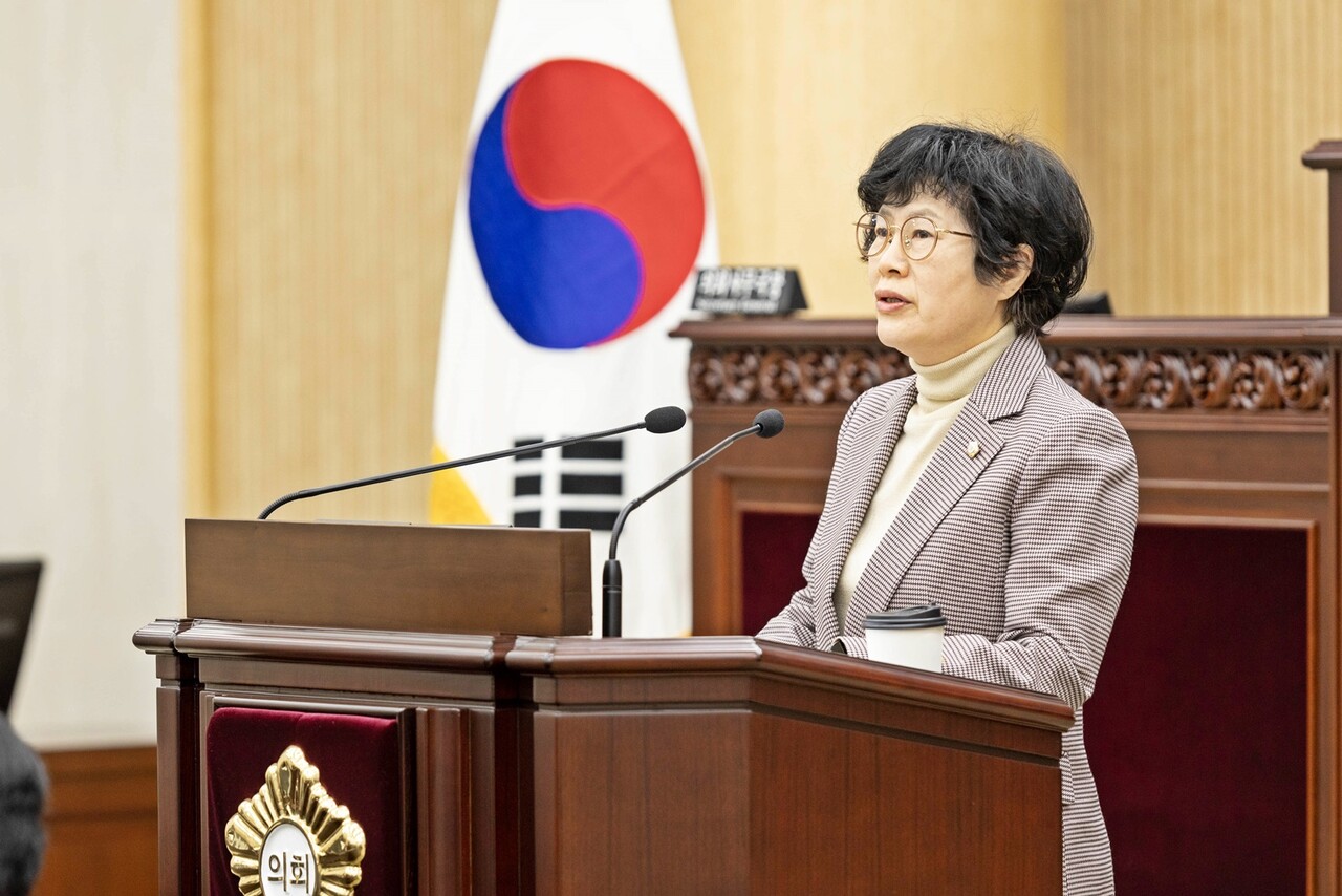 박은경 의원이 건의안에 대해 제안 설명을 하고 있다.