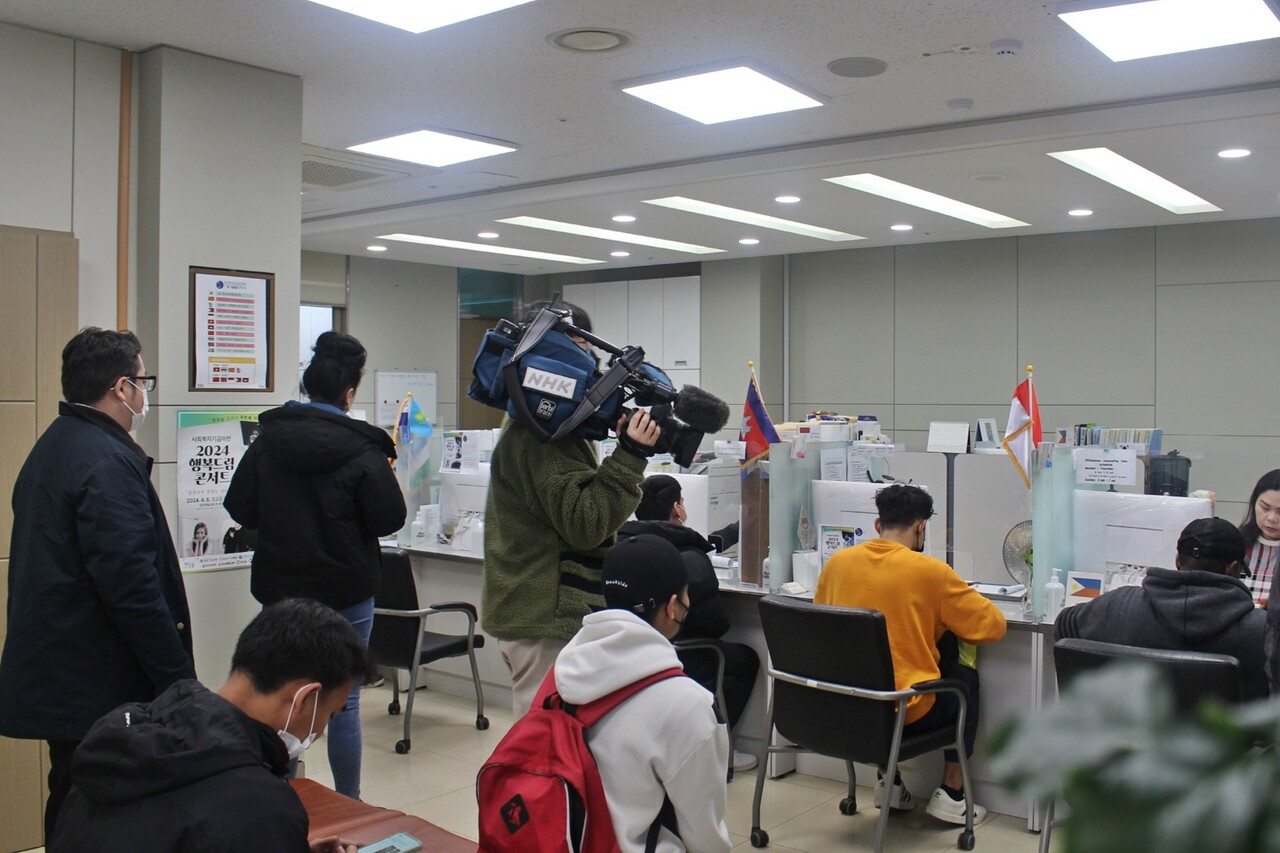 지난 24일과 26일 이틀간 일본 NHK방송이 안산시의 우수한 외국인 정책을 취재했다.