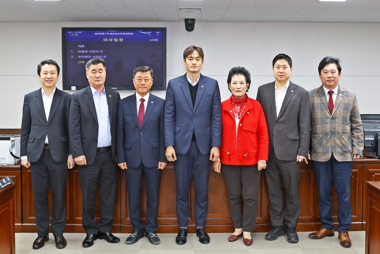 왼쪽부터 송바우나 유재수 김재국 위원, 선현우 위원장 이진분 부위원장 최찬규 한갑수 위원의 모습.